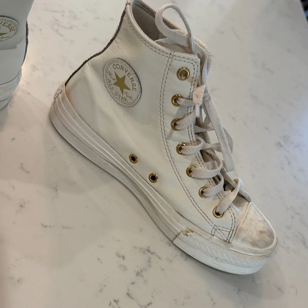 High-Top converse Sneakers in Off-White with Gold Eyelets